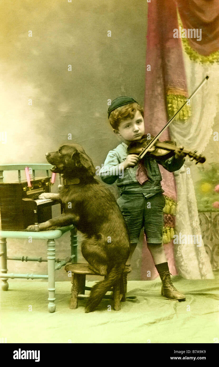 Foto storiche, ragazzo con cane la riproduzione di musica, presa attorno al 1915 Foto Stock