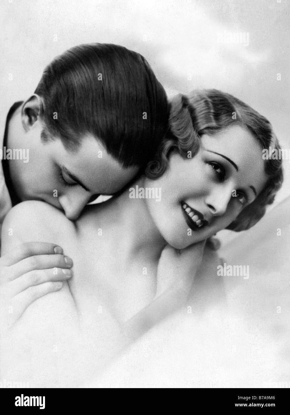Foto storiche, uomo donna baciare sulla spalla, ca. 1925 Foto Stock