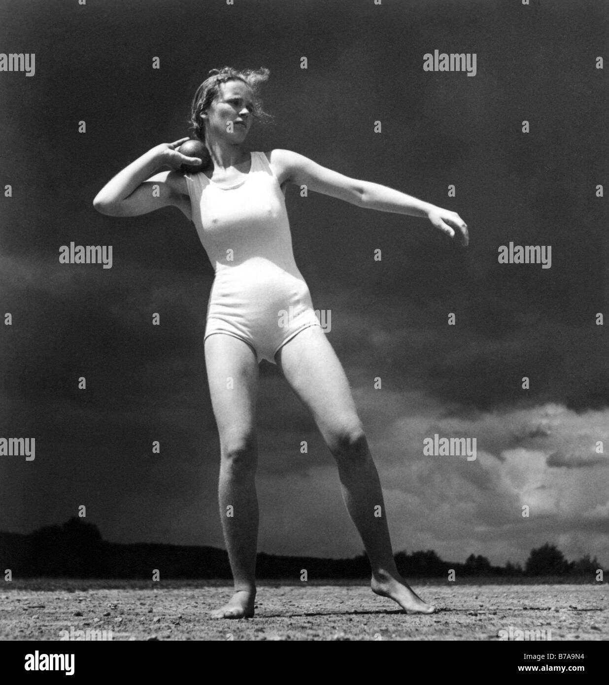 Foto storiche, femmina shot putter, ca. 1940 Foto Stock
