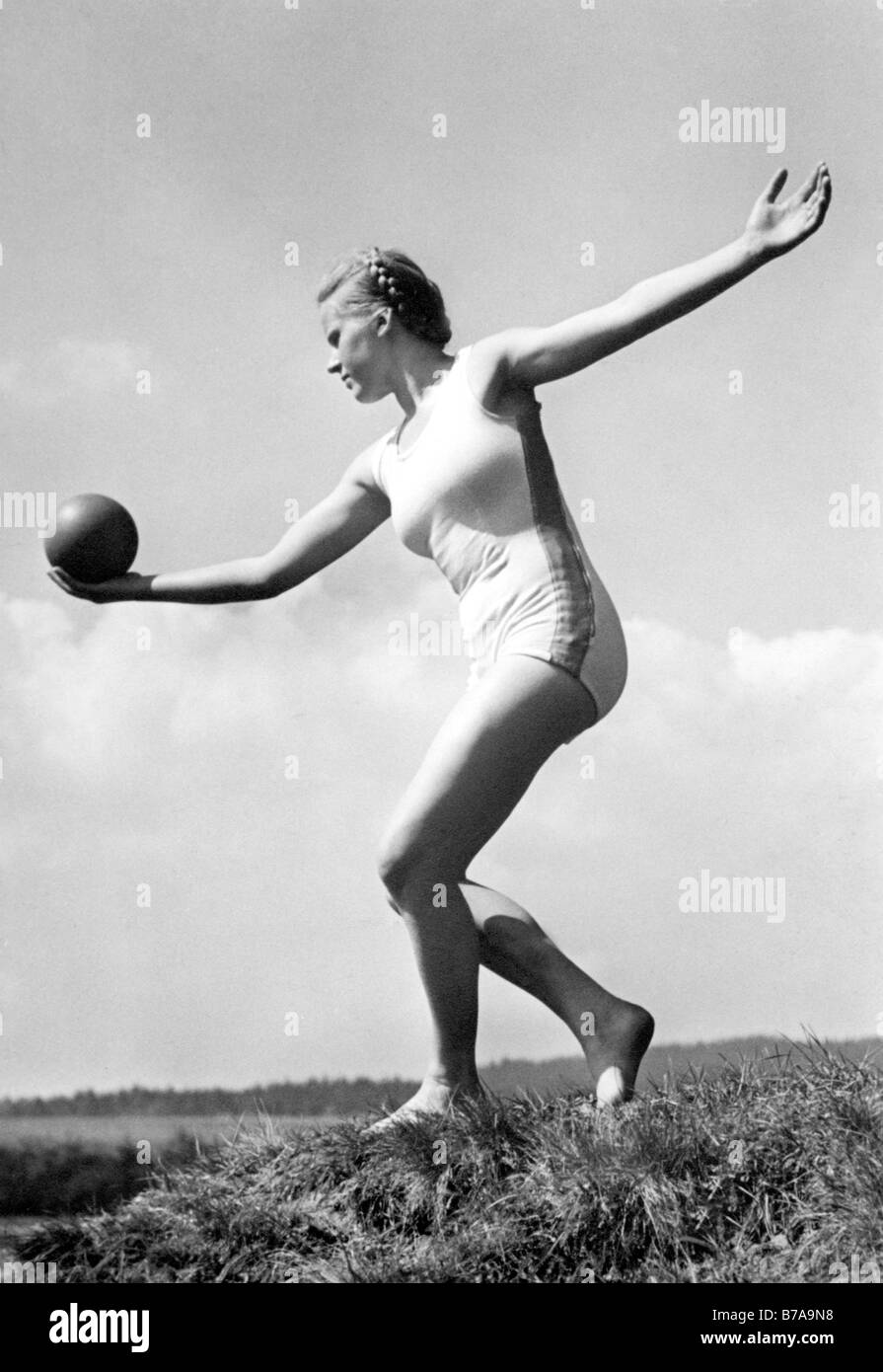 Foto storiche, donna facendo ginnastica con sfera, ca. 1940 Foto Stock