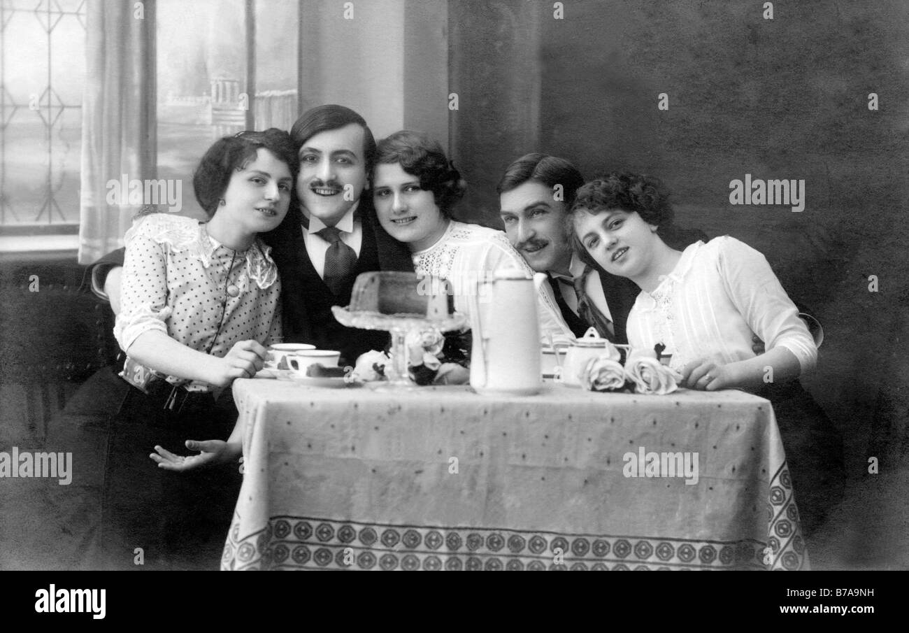 Fotografia storica, tre donne e due uomini, ca. 1915 Foto Stock
