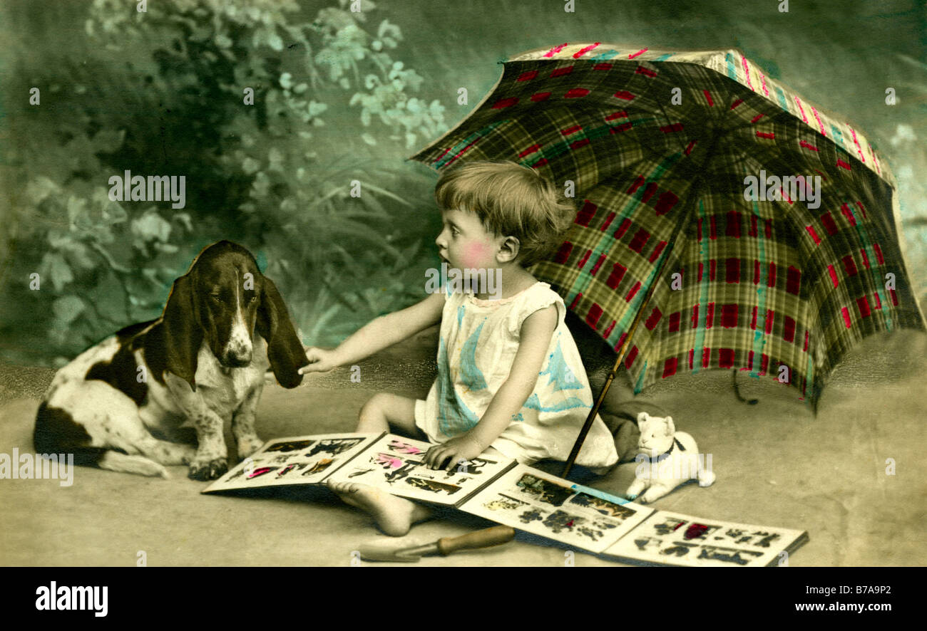 Foto storiche, il bambino con il suo cane, ca. 1910 Foto Stock