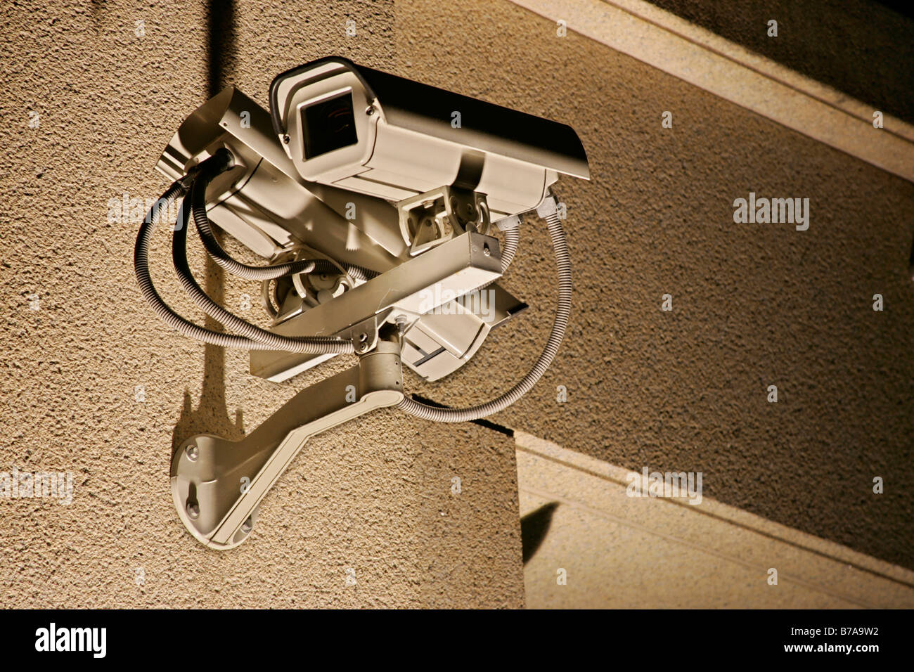 Telecamera di sorveglianza su un muro di casa, il viale Unter den Linden, Berlino, Germania, Europa Foto Stock
