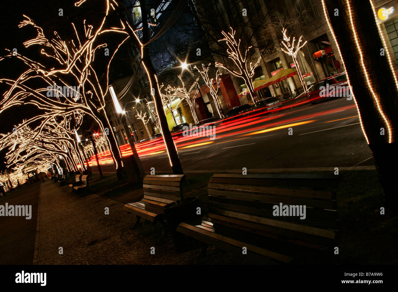 Le decorazioni di Natale sugli alberi, Unter den Linden, Berlino, Germania, Europa Foto Stock