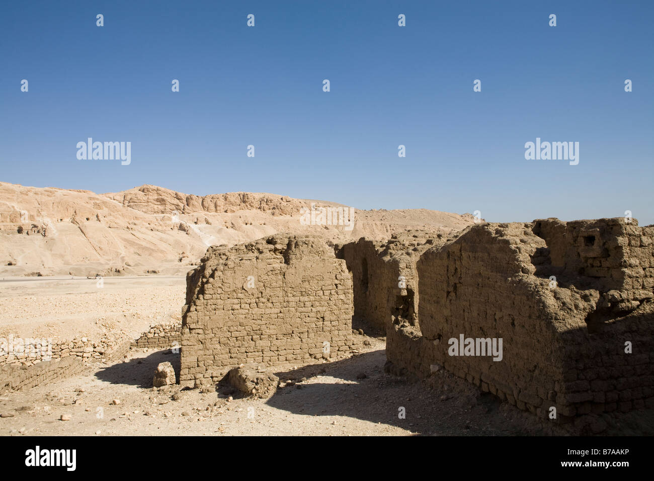 Vista di tombe vuote e Roman mudbrick contenitori in Theban colline sulla sponda ovest del Nilo . Luxor Egitto Foto Stock