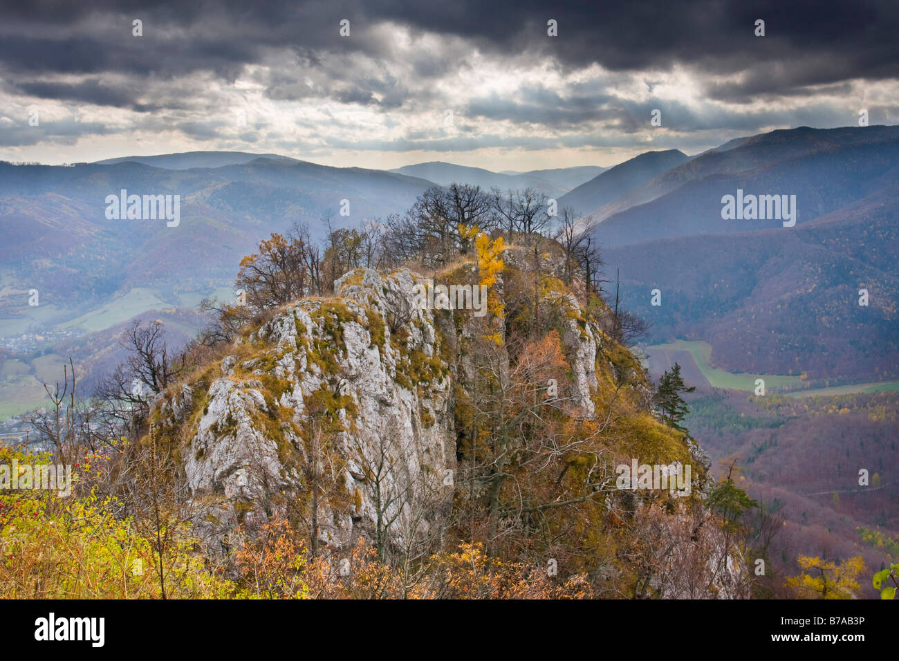 Autunno su roccia Ciganka, vista dalle rovine del castello di Muran, Muranska planina National Park, Slovacchia, Europa Foto Stock