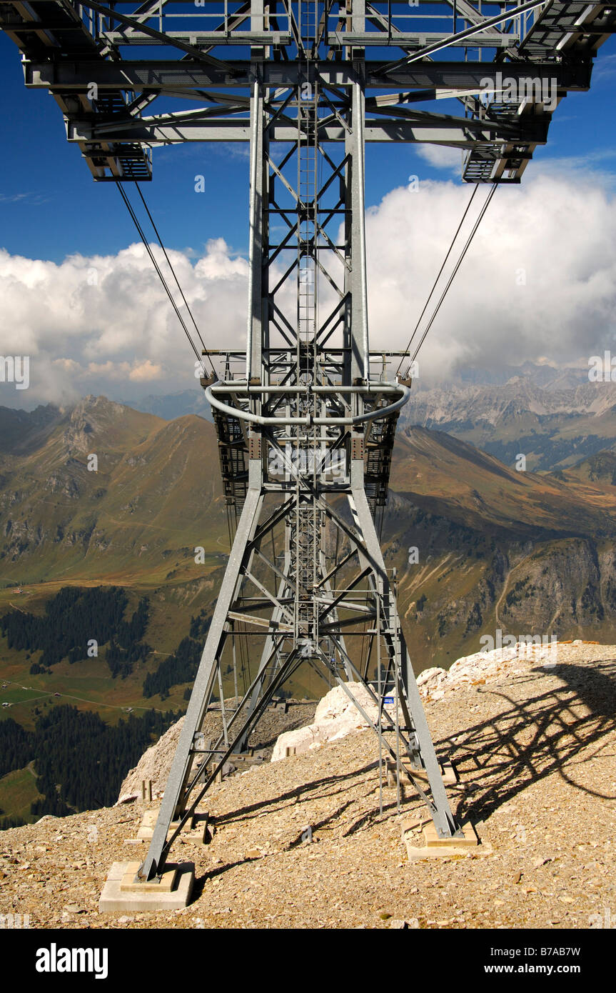 Pilastri di supporto di una macchina di cavo, paesaggio montuoso, Les Diablerets, Svizzera, Europa Foto Stock