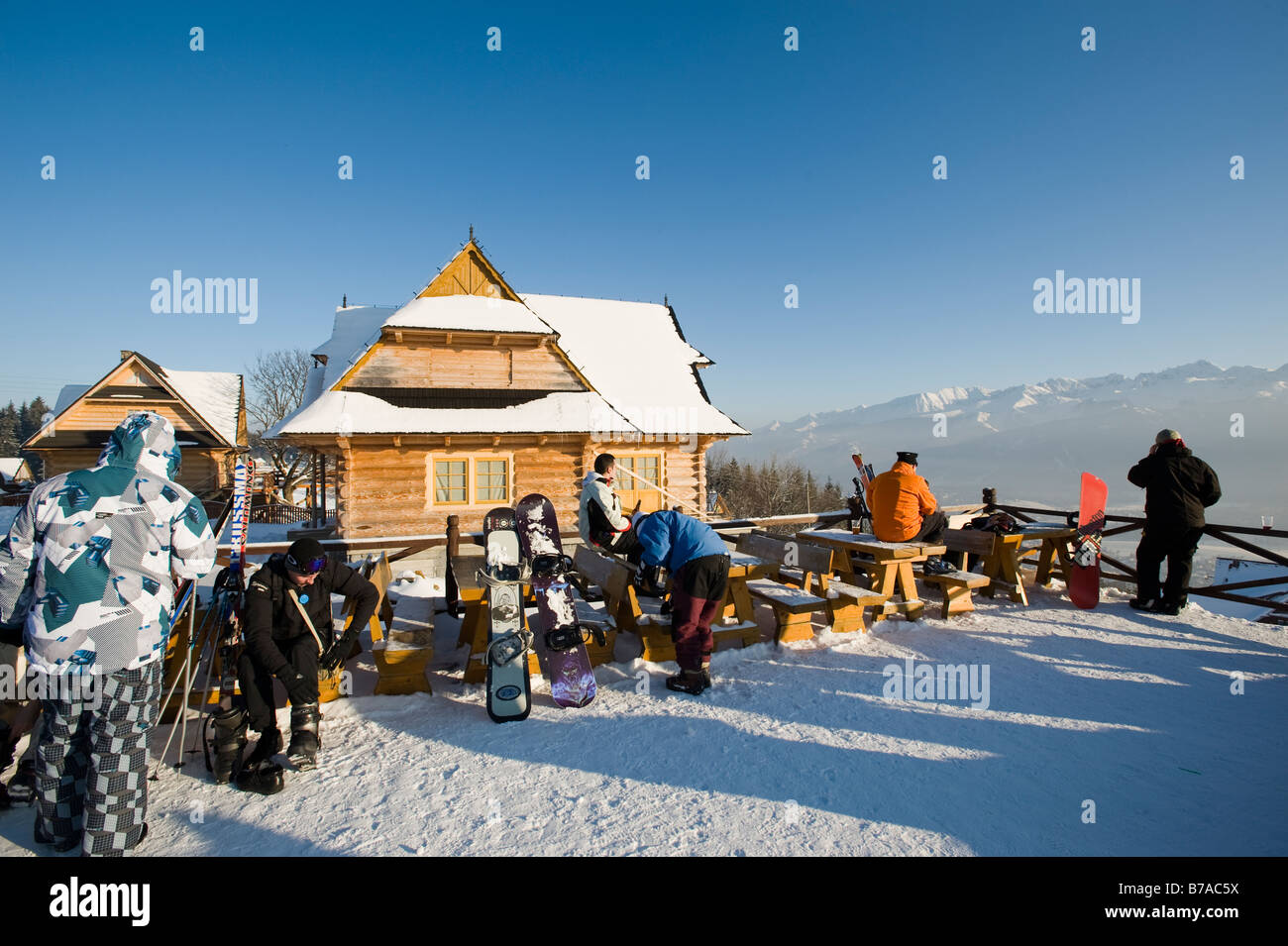 Gli sciatori rilassarsi e riposare al bar locale collina Gubalowka Zakopane Monti Tatra Regione di Podhale Polonia Foto Stock