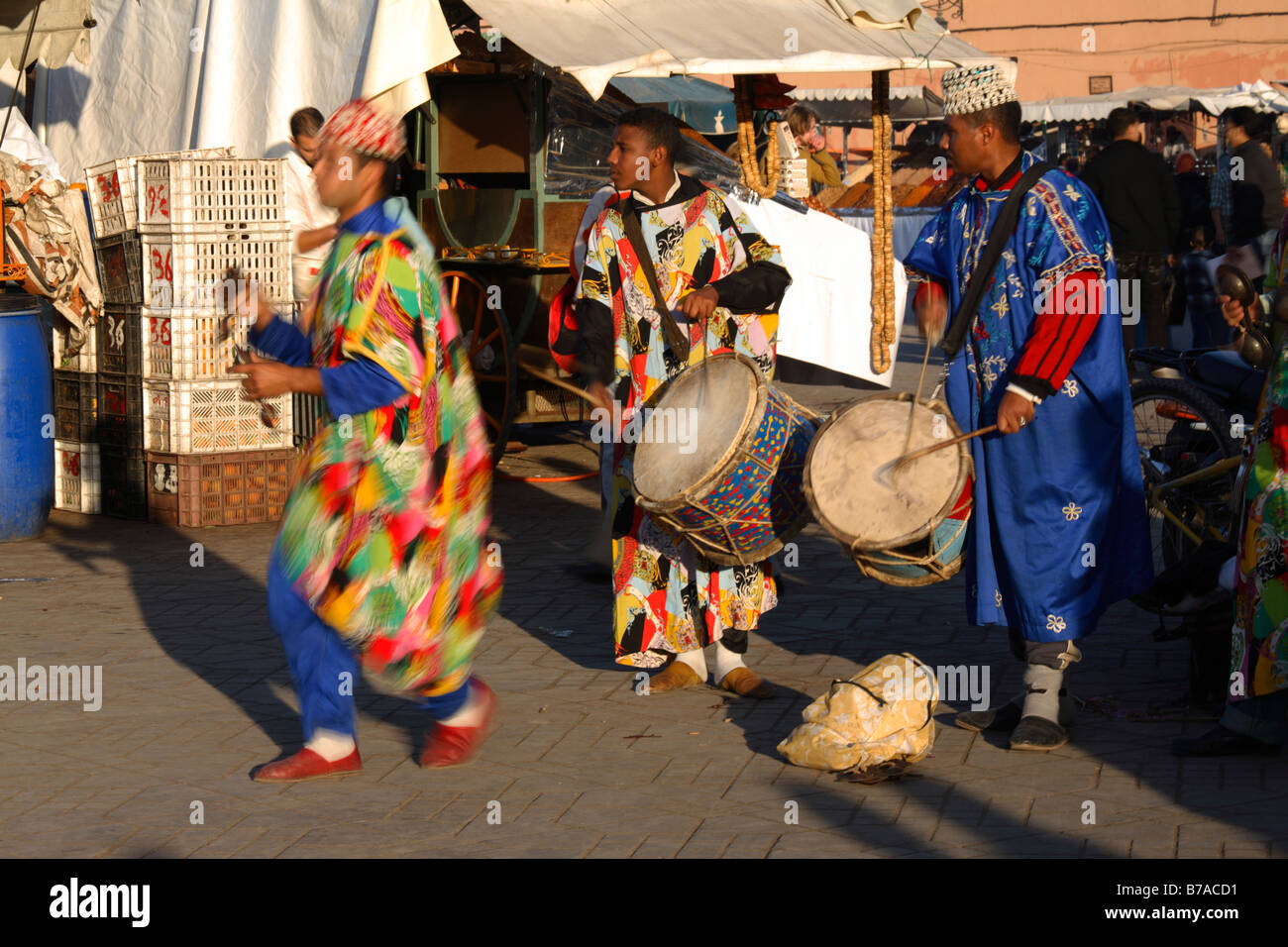 Artisti di strada in Lemaa el Fna a Marrakech, Marocco Foto Stock