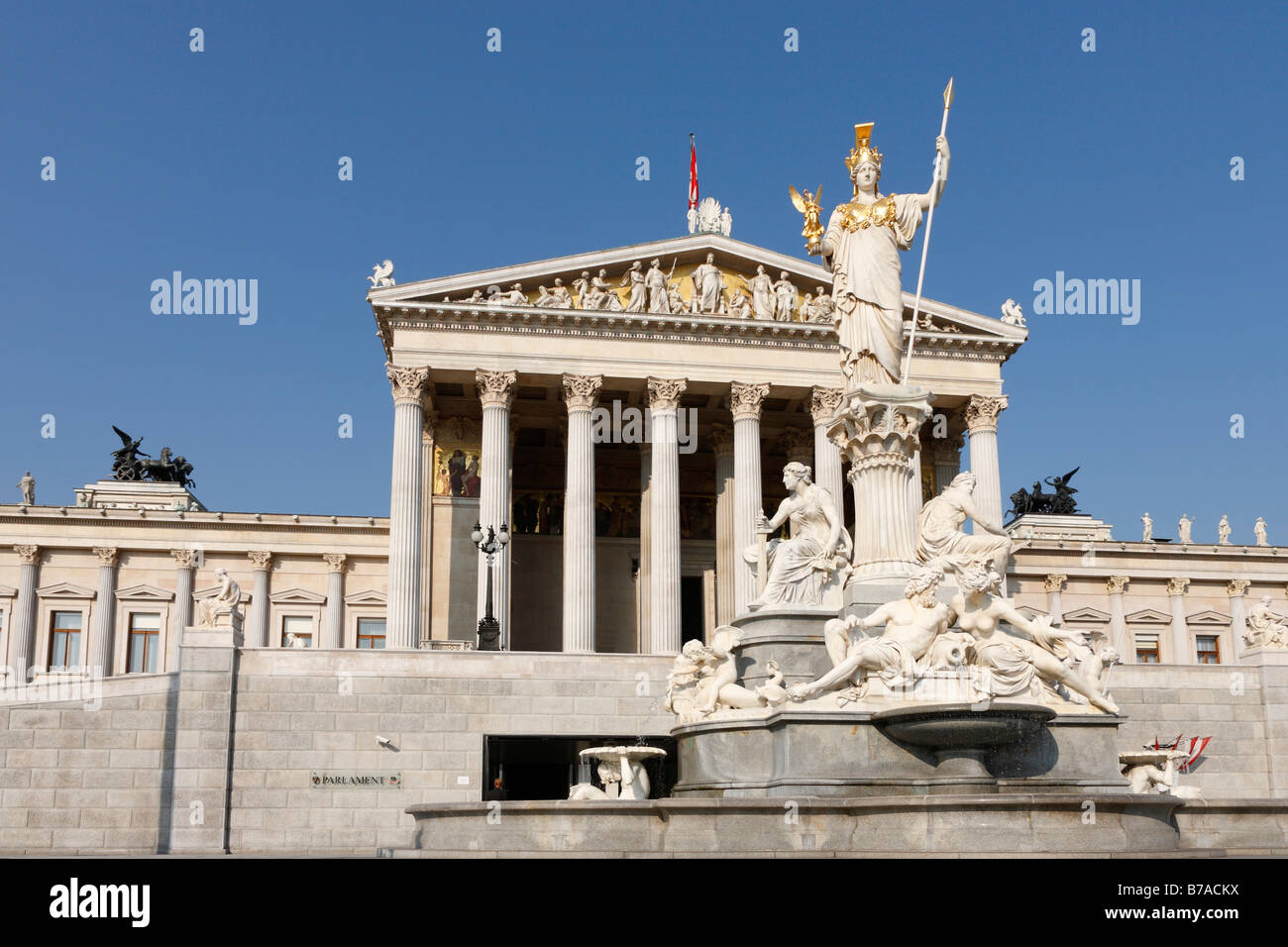 Pallas Athene con Nike davanti al palazzo del parlamento, Vienna, Austria, Europa Foto Stock