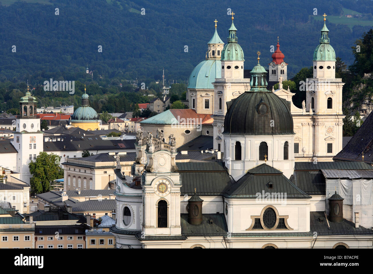 Kollegienkirche Chiesa cattedrale e il monastero di Nonnberg, Glockenspiel sinistra, Salisburgo, Austria, Europa Foto Stock