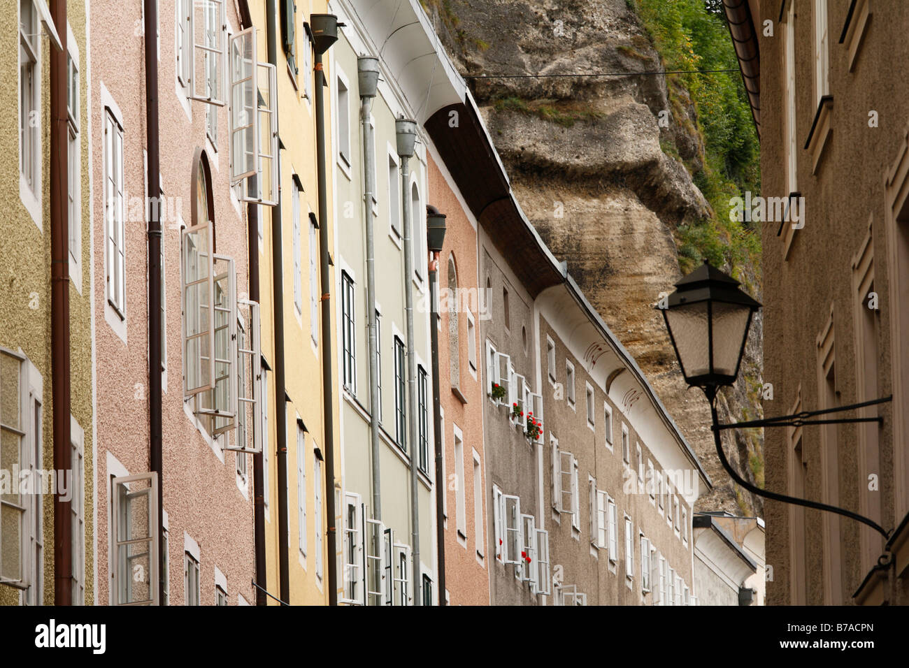 Fila di case in seguito Gstaettengasse Moenchsberg Hill, Salisburgo, Austria, Europa Foto Stock