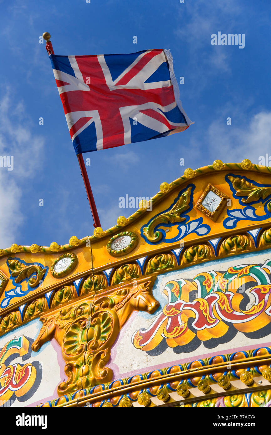 Bandiera del Regno Unito al di sopra di una giostra sul molo di Brighton, Sussex, Gran Bretagna, Europa Foto Stock