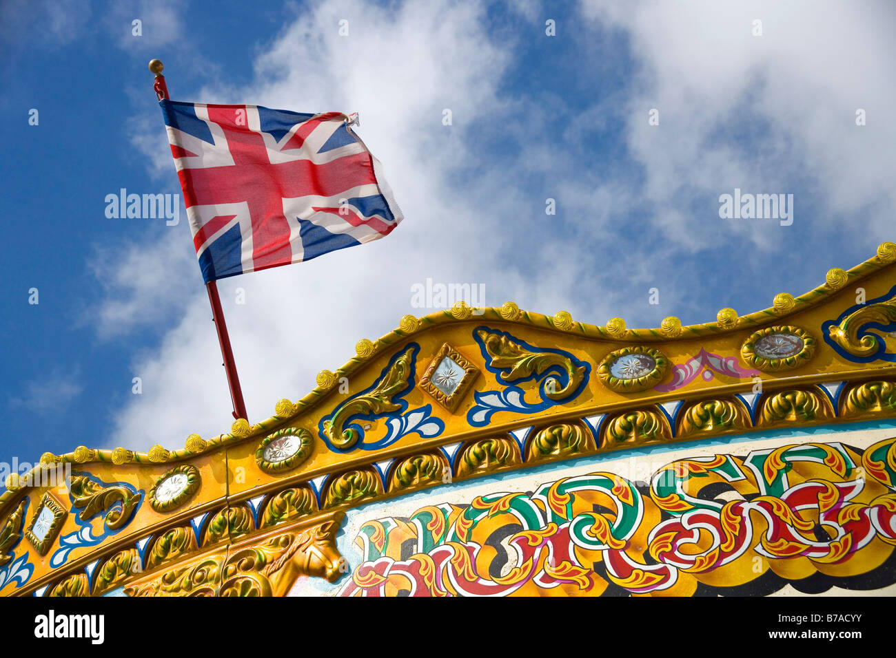 Bandiera del Regno Unito al di sopra di una giostra sul molo di Brighton, Sussex, Gran Bretagna, Europa Foto Stock