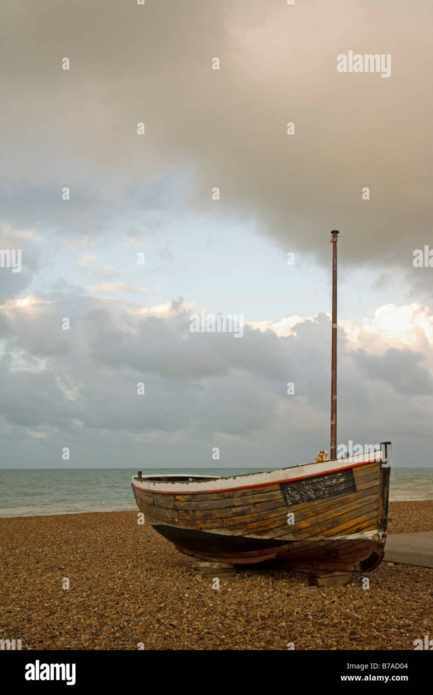 Vecchia barca su una spiaggia vicino a Hove, Sussex, Gran Bretagna, Europa Foto Stock