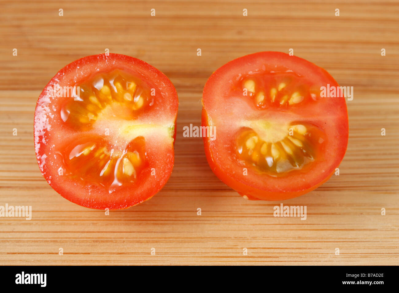 Due metà di un cocktail (pomodoro Solanum lycopersicum) Foto Stock