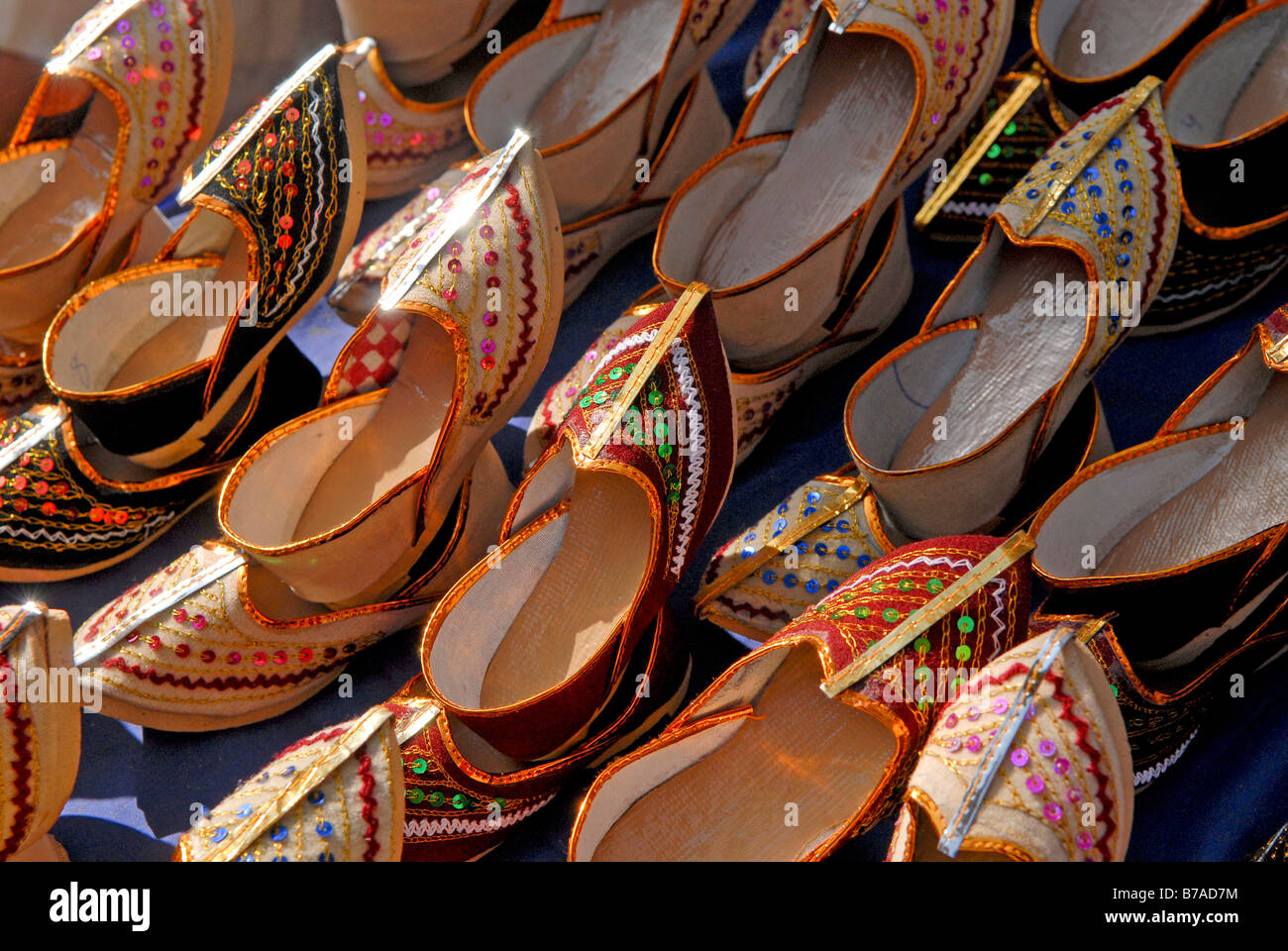 Scarpe, Ram Devra pellegrino festival, Ramdevra, Pokhran, Rajasthan, India del Nord, Asia Foto Stock