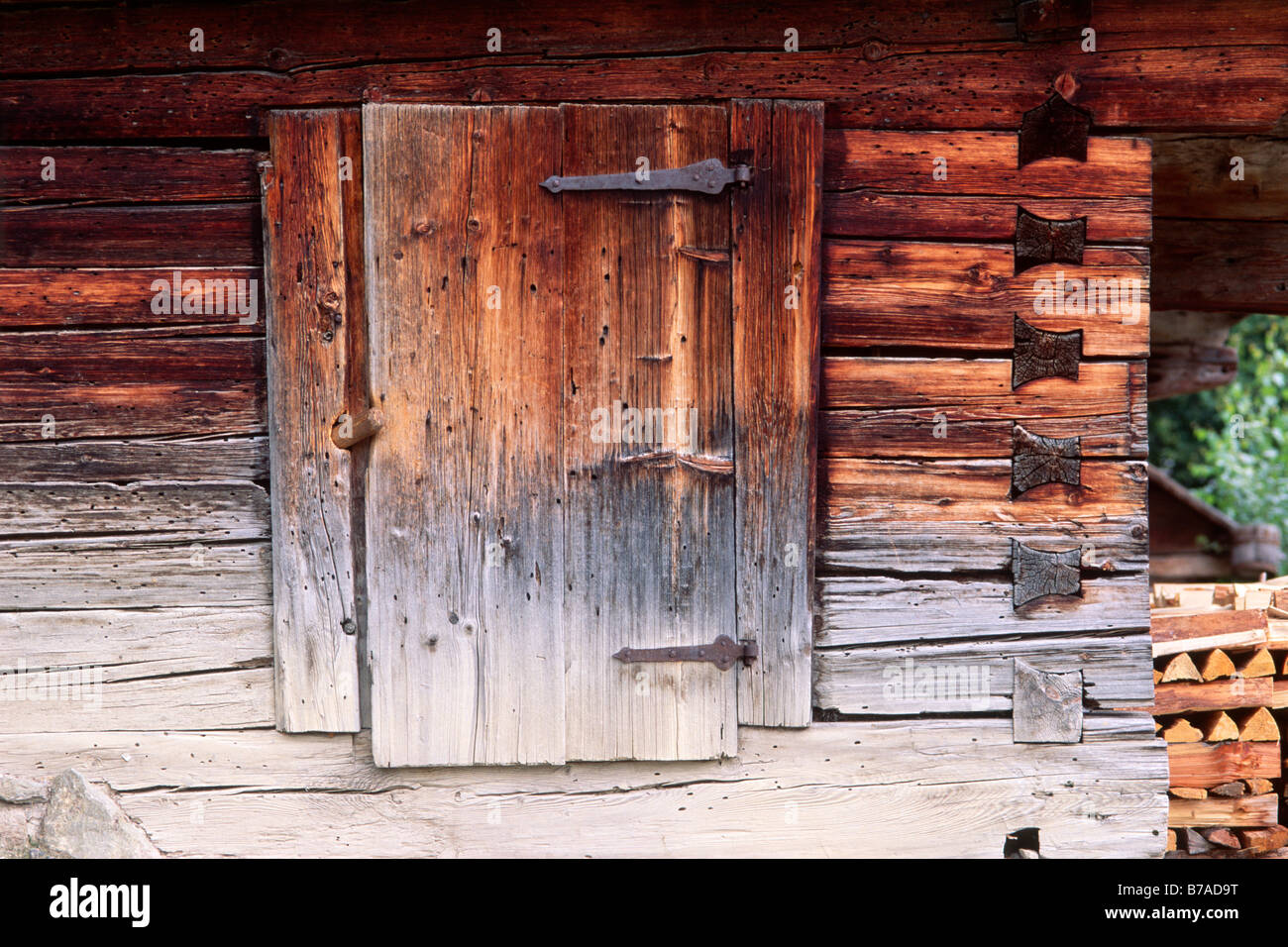 Antico casale di legno porta in Tirolo del nord, Austria, Europa Foto Stock