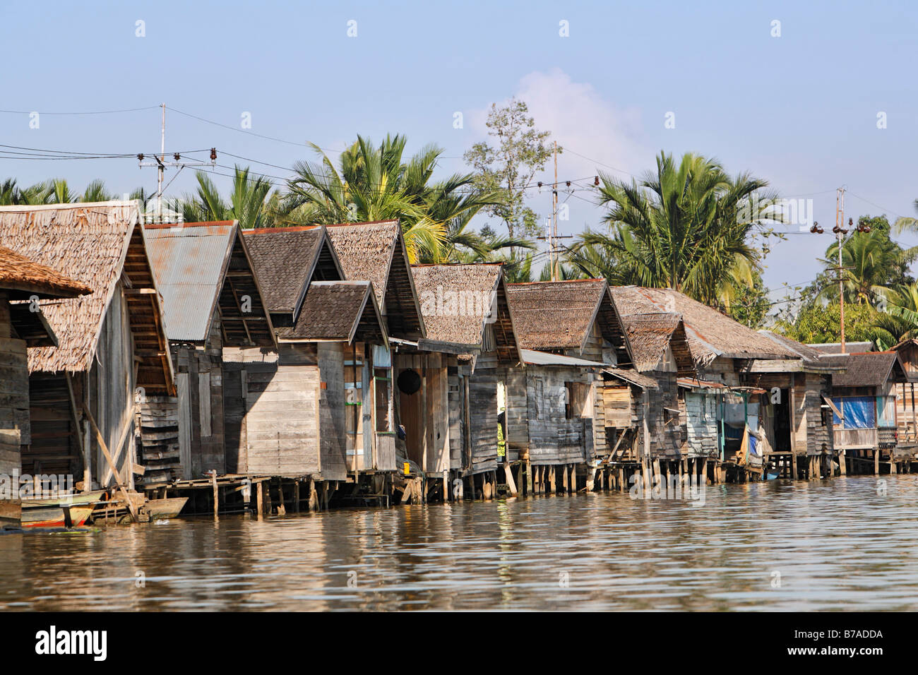 Palafitte, villaggio sulle rive del Sungai Barito Fiume nei pressi di Banjarmasin, Sud Kalimantan, Borneo, Indonesia, sud-est Foto Stock