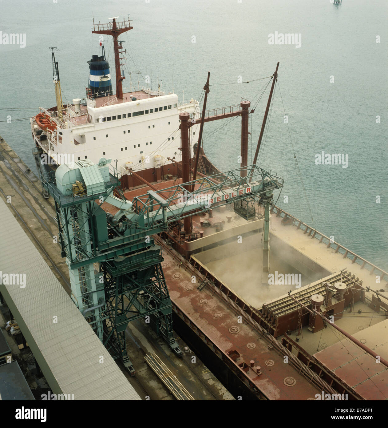 Guardando verso il basso su un 26000 tonnellate di grano libanese di carico della nave il suo carico a Southampton Docks Foto Stock