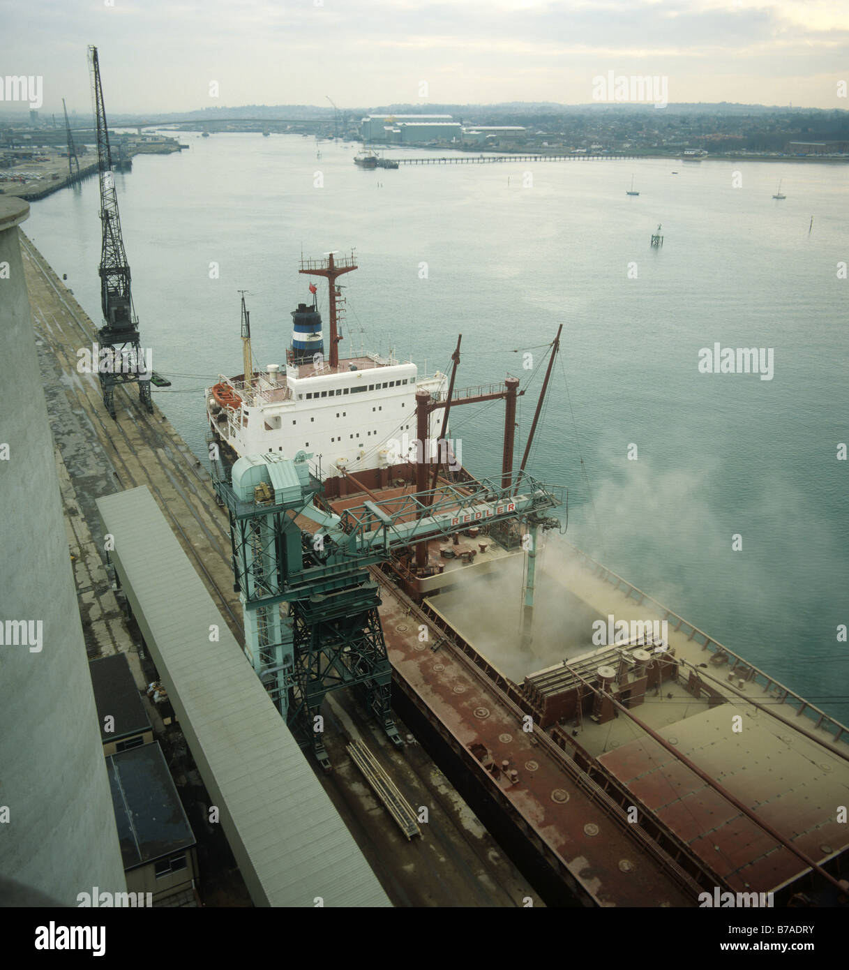 Guardando verso il basso su un 26000 tonnellate di grano libanese di carico della nave il suo carico a Southampton Docks Foto Stock