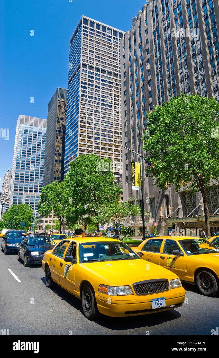 Il traffico con il giallo taxi su 'Park Avenue' in Midtown Manhattan, a New York City. Foto Stock