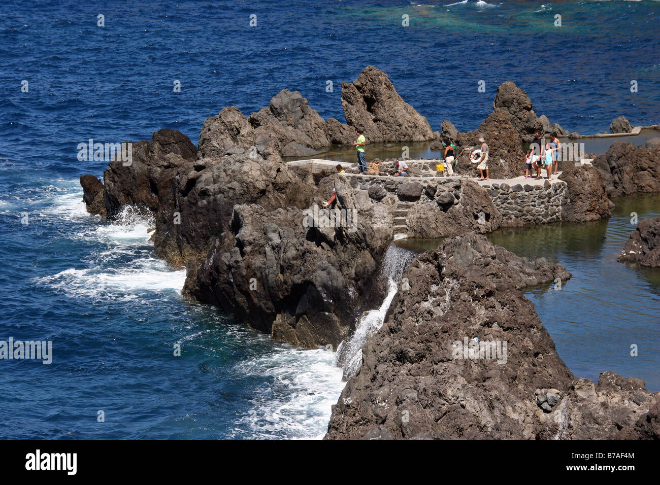 I pescatori locali e turisti presso le piscine all'aperto in Porto Moniz Foto Stock