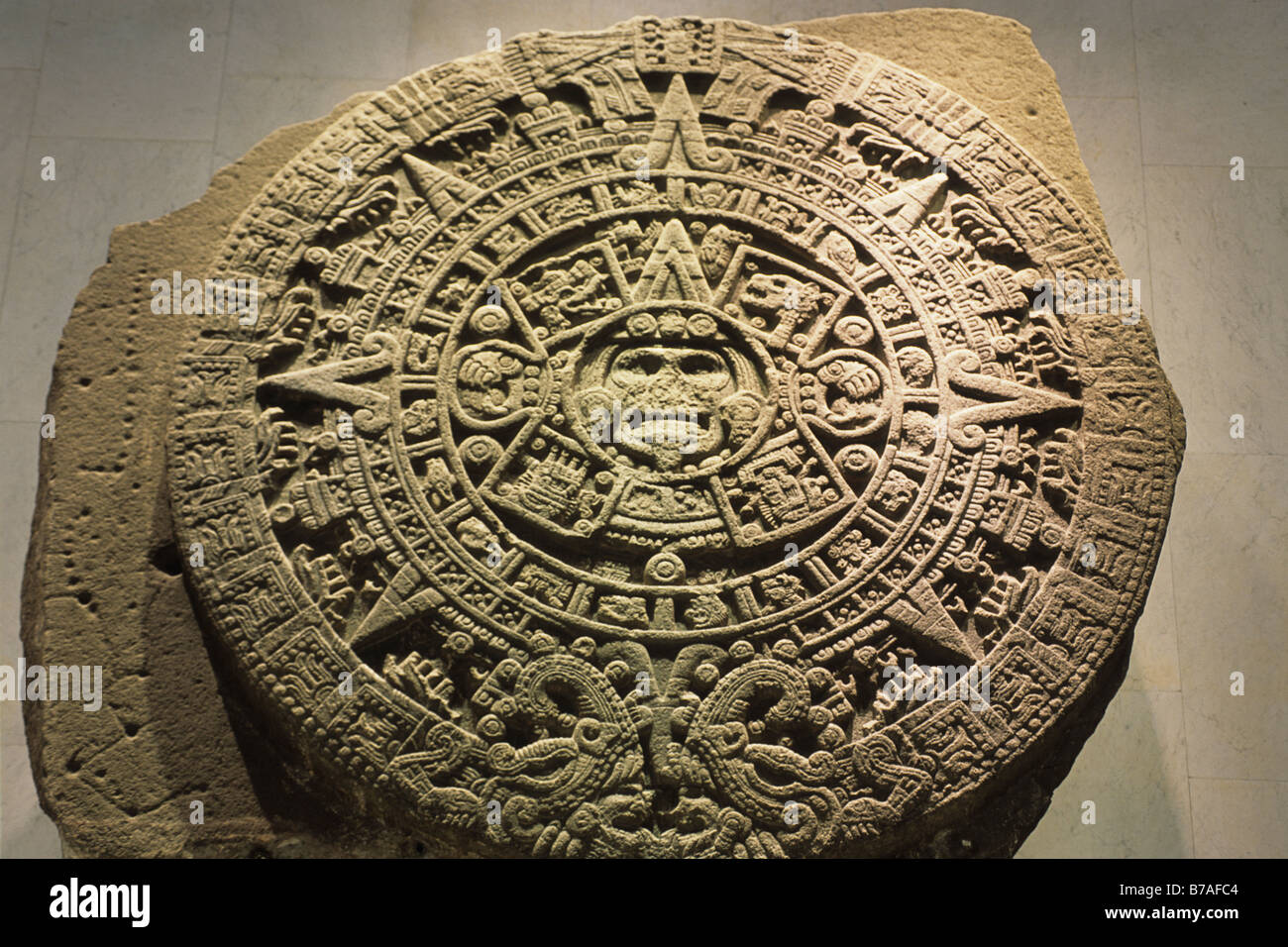 Azteca o Mexica Pietra del sole con il dio sole Tonatiuhin nel centro presso il Museo Nazionale di Antropologia di Città del Messico. Foto Stock