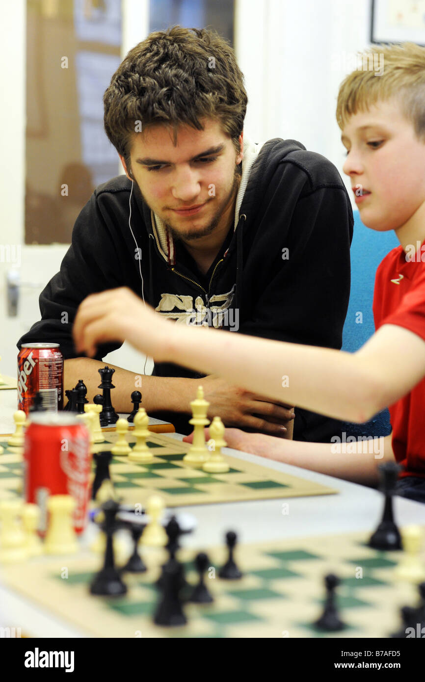 Ragazzi giocare a scacchi come terapia per migliorare la salute mentale Foto Stock