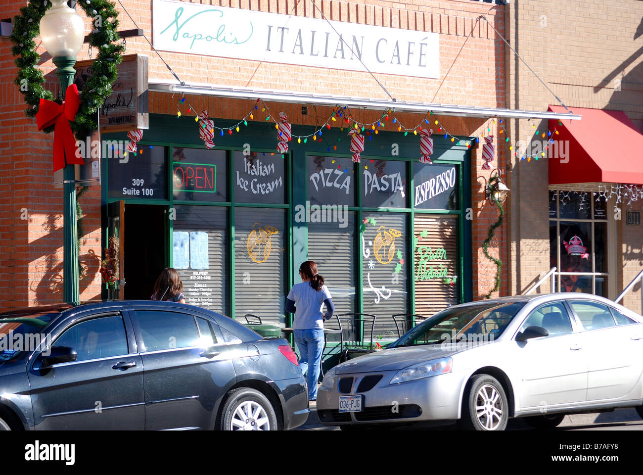 Ragazza camminare per la strada Foto Stock