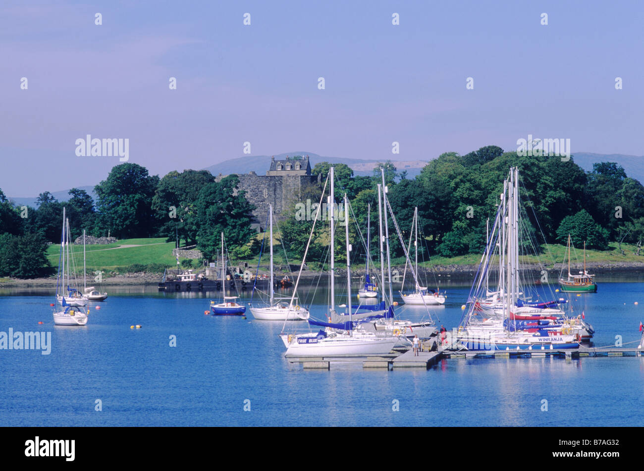 Dunstaffnage Castle Loch Linnhe vicino a Oban Regno Unito Scozia marina imbarcazioni costiere della costa Foto Stock