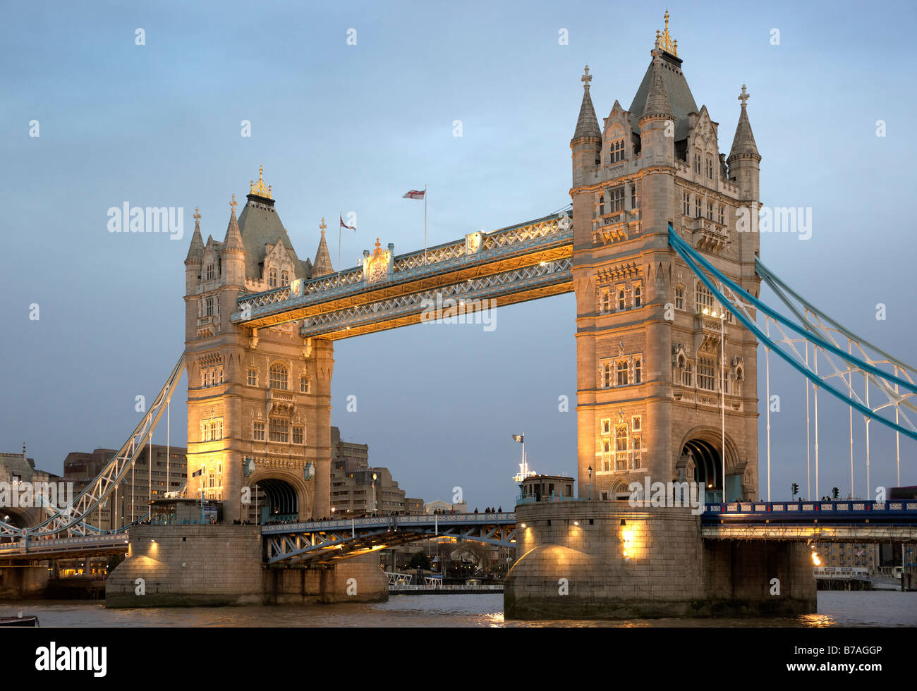 Crepuscolo presso il Tower Bridge da Queen a piedi Foto Stock