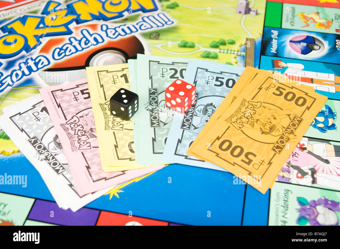 Un Pokemon versione del classico gioco di Monopoli diverse banconote e il gioco di dadi Foto Stock