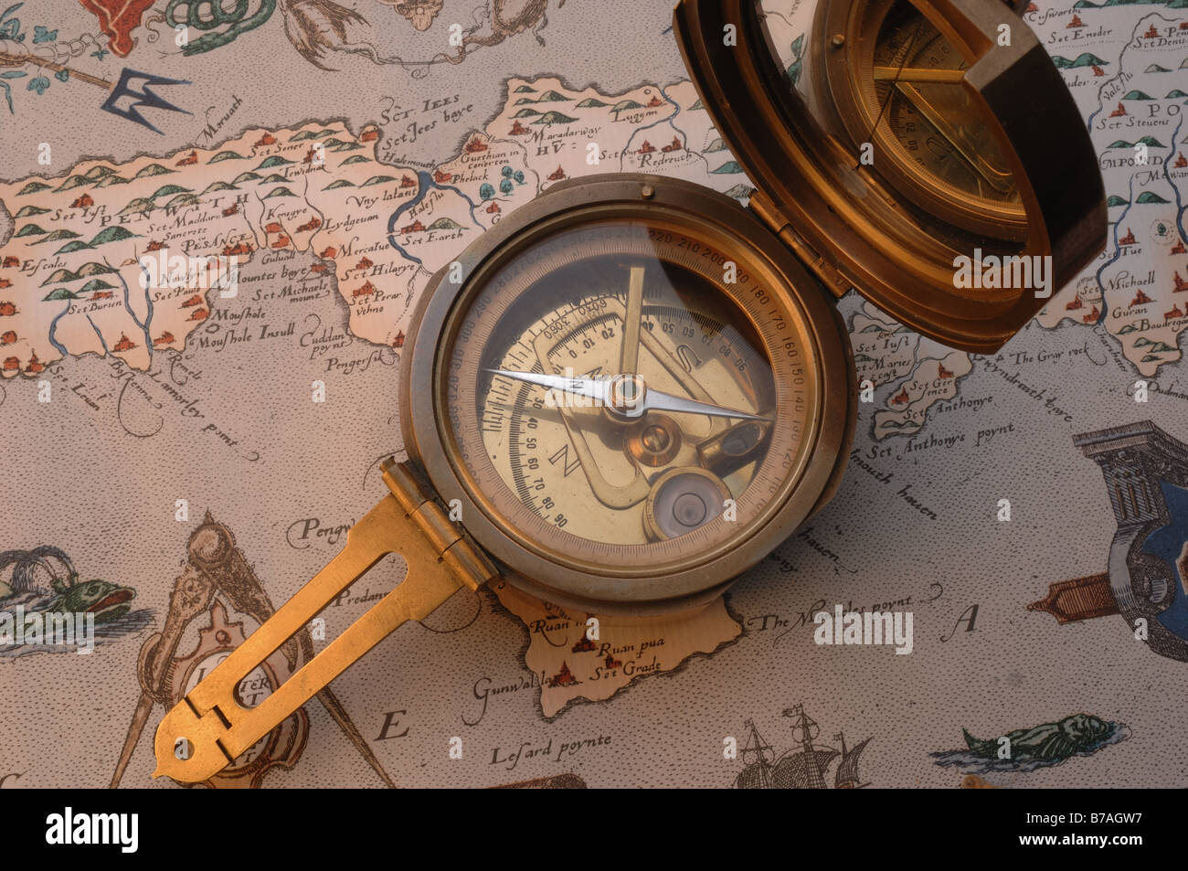 Bussola e mappa vecchia Foto Stock