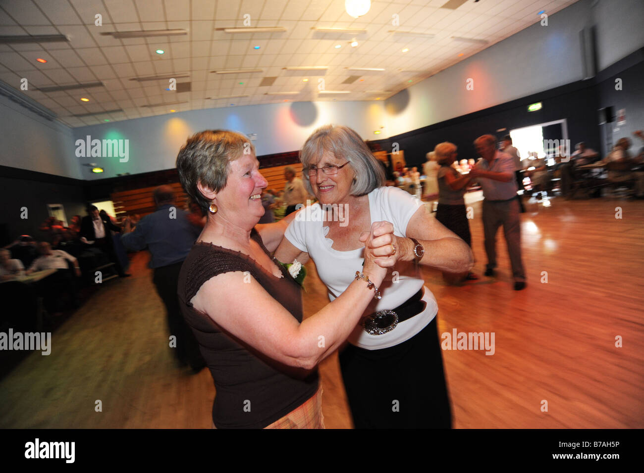 Oltre 50 s dancing class per la salute e il fitness Keighley West Yorkshire Regno Unito Foto Stock