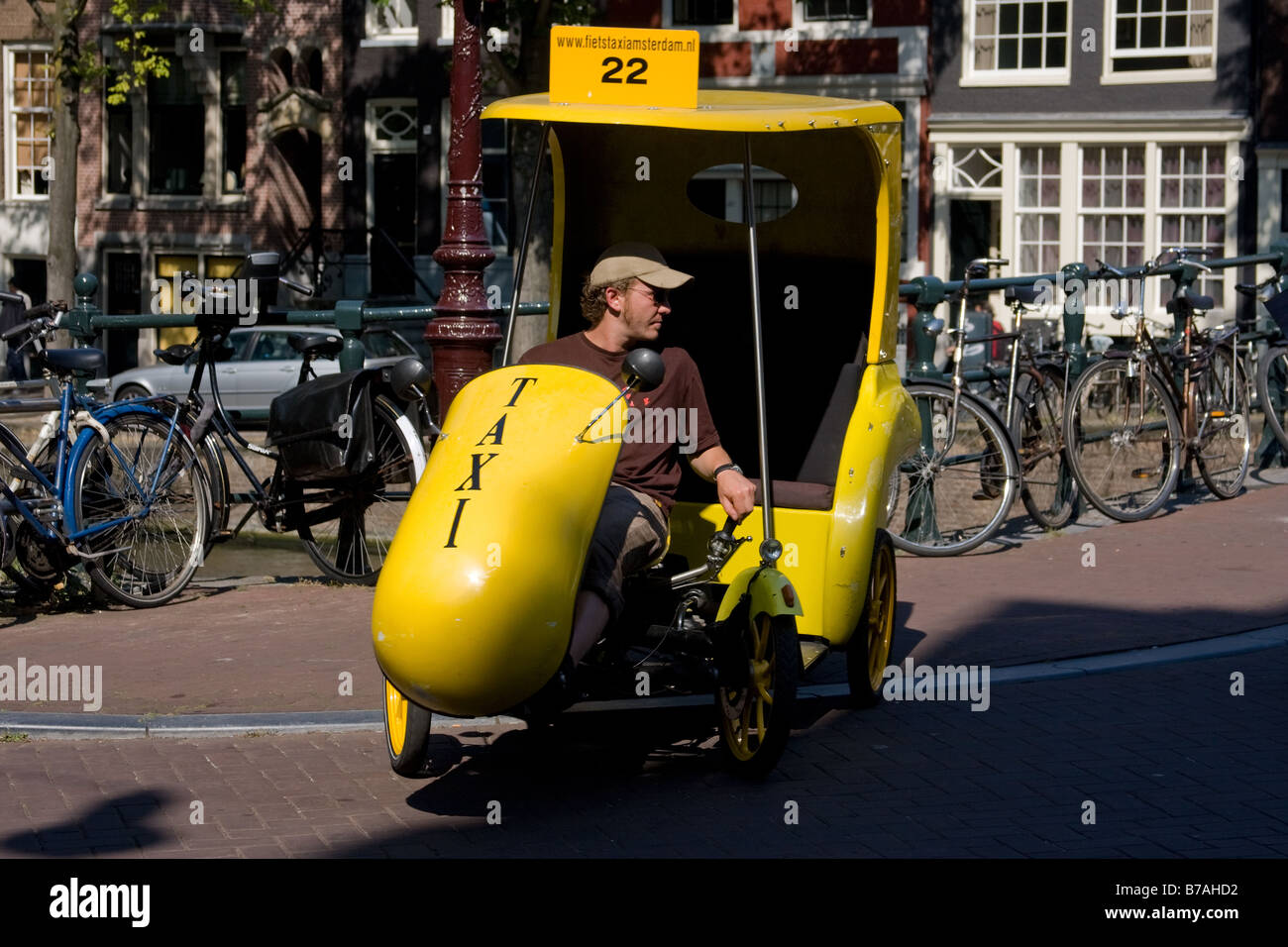 Giallo pedi-cab taxi in Amsterdam Olanda Foto Stock
