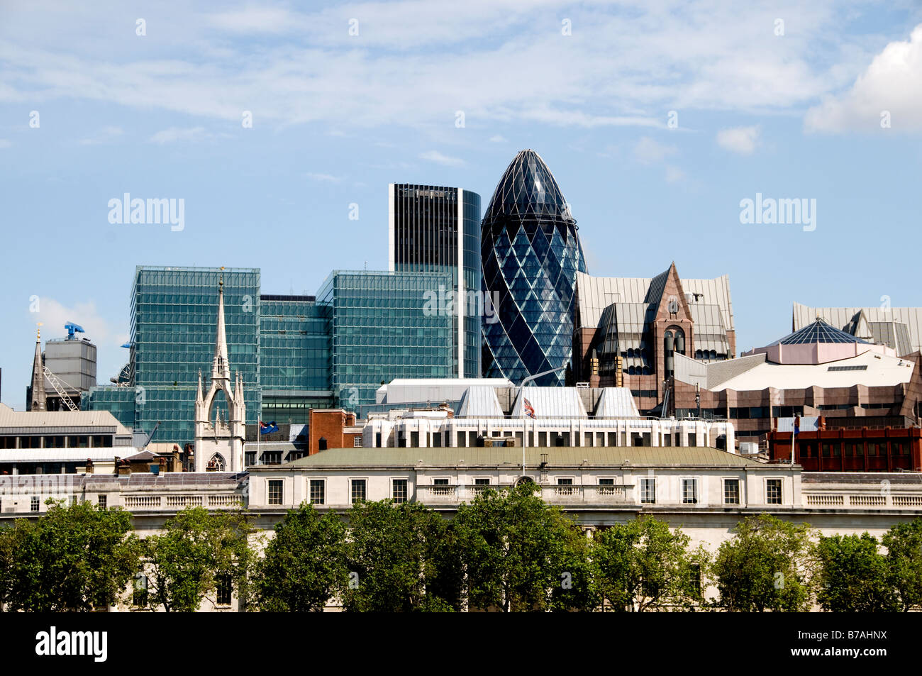 Skyline Gherkin finanziario commerciale della banca centro quartiere Lungofiume Tamigi Mary Axe Swiss Re Tower of London skyline Foto Stock