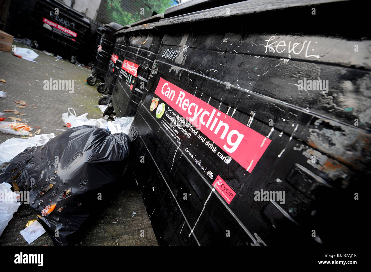 Un riciclaggio comunale bin area nel centro di Brighton. Foto da Jim Holden. Foto Stock