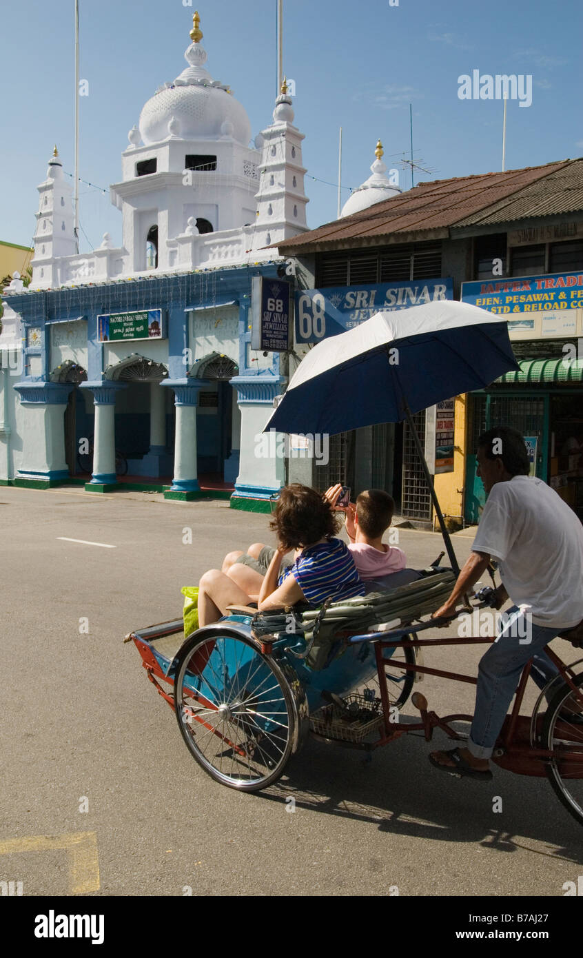 I turisti con un riscio' davanti il musulmano indiano Durgha Nagore Sherif in Georgetown, Isola di Penang, Malaysia Foto Stock