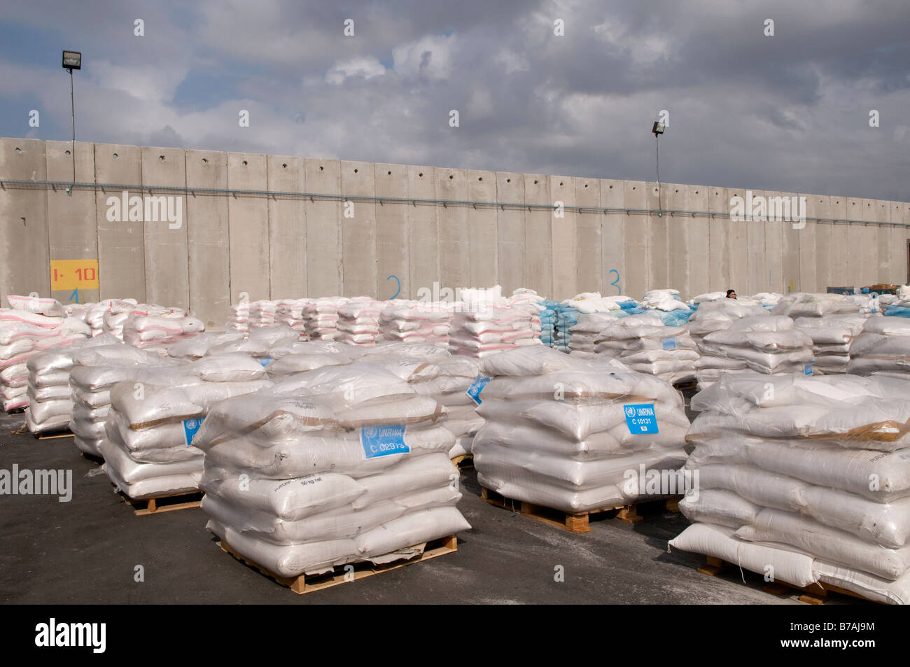Sacchi di cibo donato dall'UNRWA e PAM pronti per essere consegnati nella striscia di Gaza di Kerem Shalom che attraversa la frontiera nel sud di Israele Foto Stock