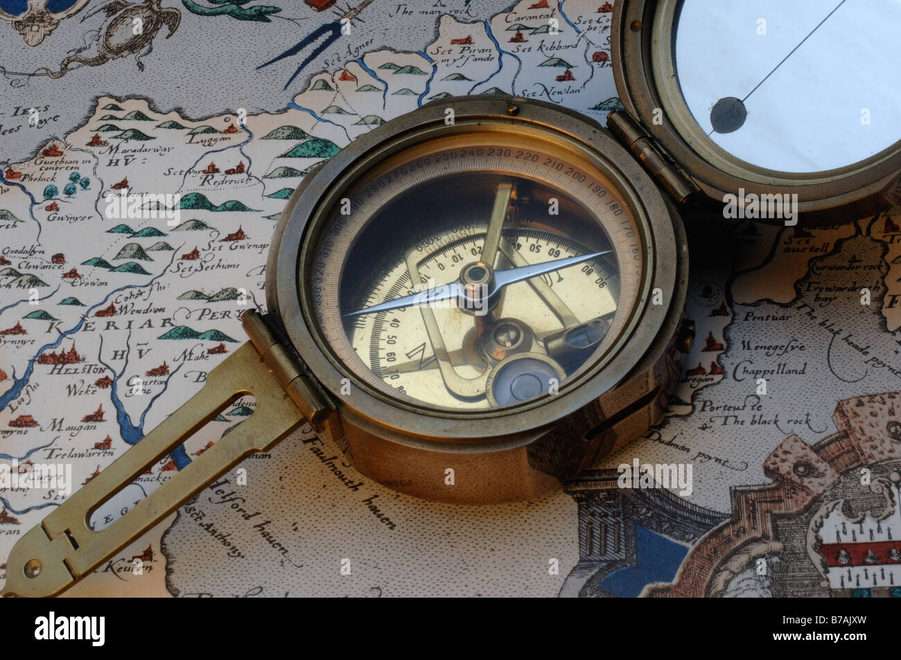 Bussola e mappa vecchia Foto Stock