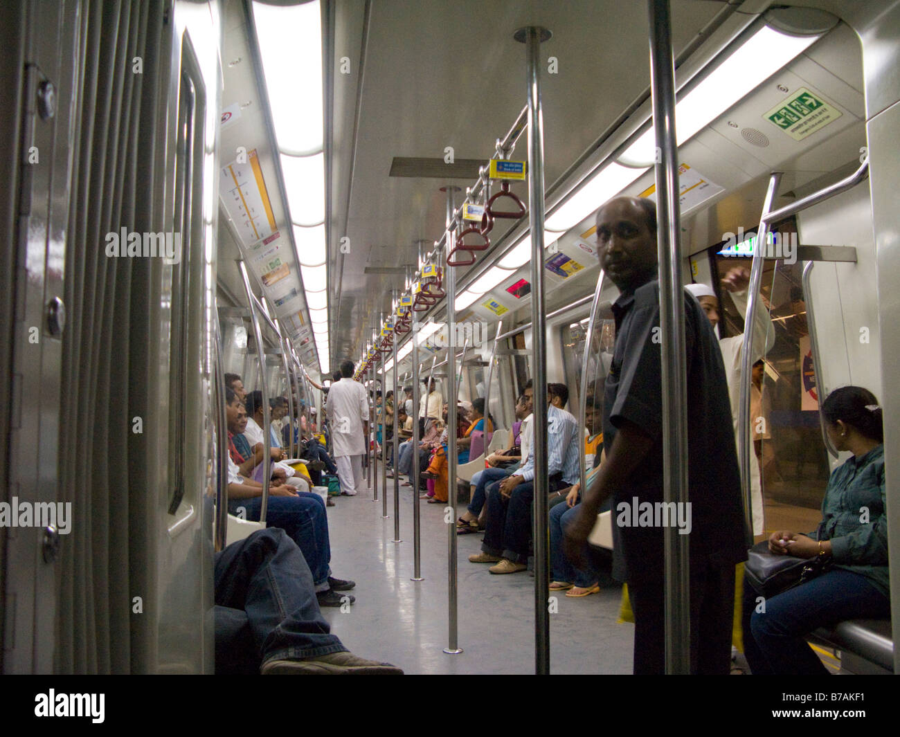 Una linea gialla della metropolitana fino il trasporto interno di passeggeri. Metropolitana di Delhi del sistema ferroviario. Delhi, India. Foto Stock