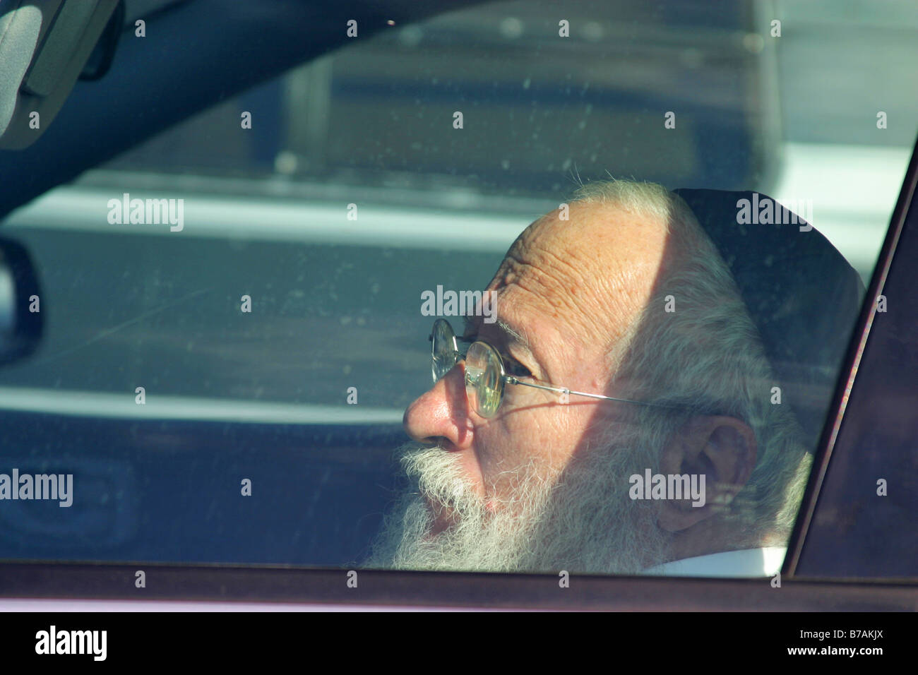 Il vecchio uomo ebraico in auto Foto Stock
