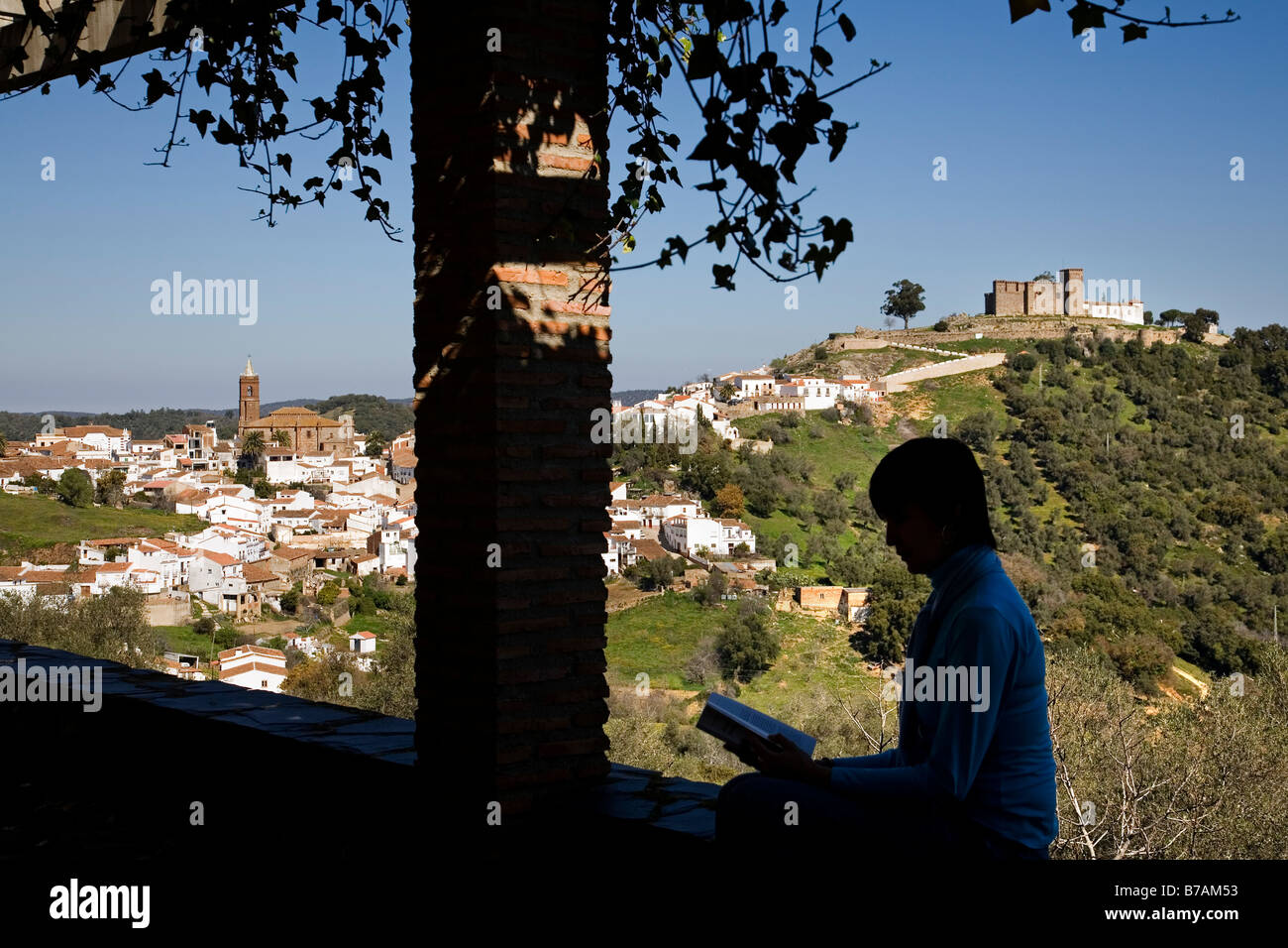 Borgo e Castello di Cortegana Parco Naturale della Sierra de Aracena e Picos de Aroche Huelva Andalusia Spagna Foto Stock