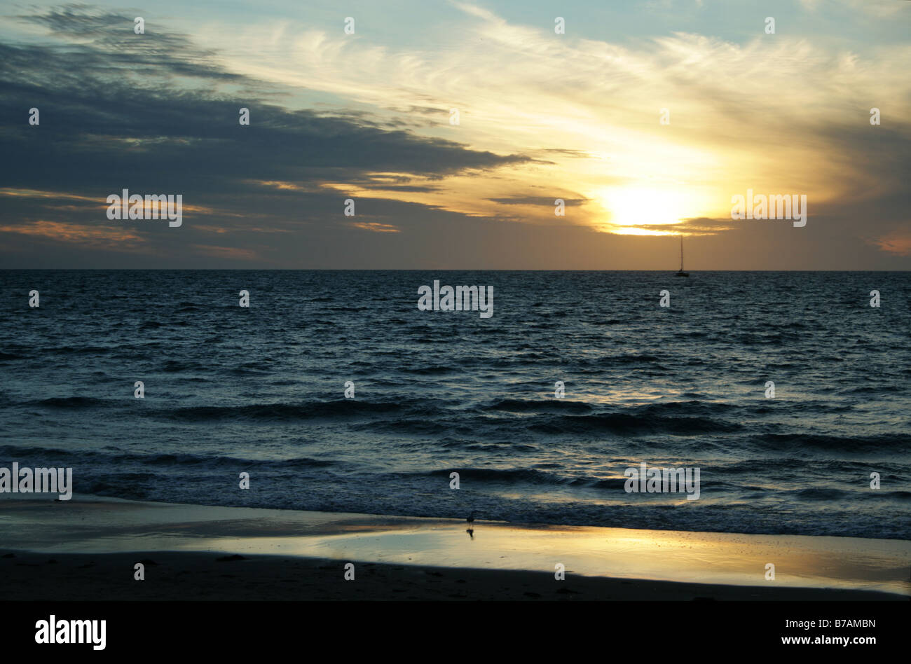 Estate tramonto sulla spiaggia di Glenelg, Adelaide, Australia del Sud. Foto Stock