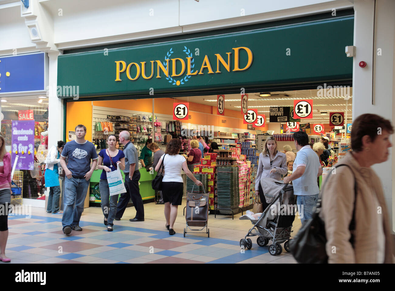 Poundland store, Ottagono Shopping Centre, Burton-su-Trento Foto Stock