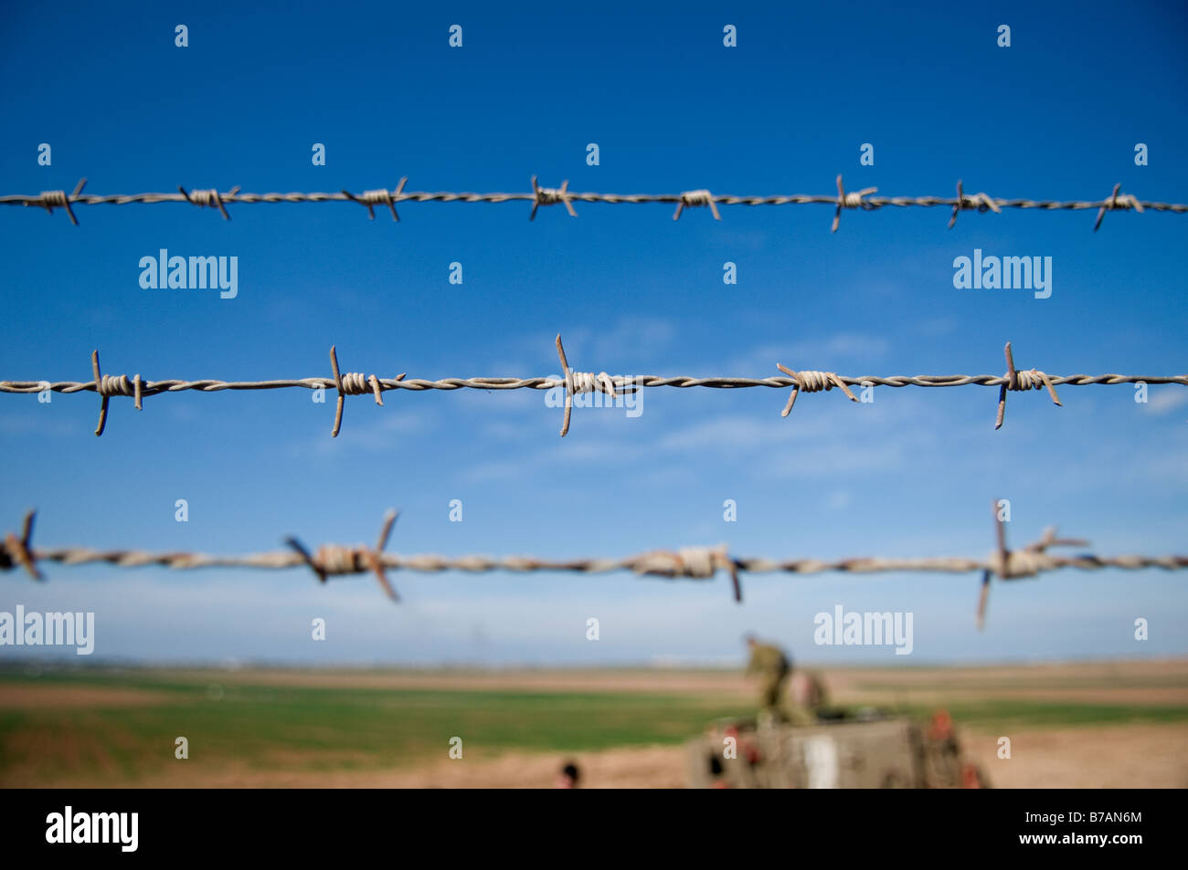 Soldati israeliani sulle APC carristi durante la pattuglia al confine Israel-Gaza, Israele Foto Stock