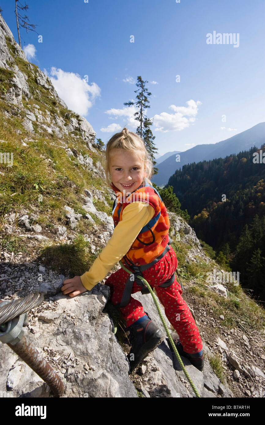 Ragazza, 5, arrampicata su Kofel montagna in alto Ammergauer Alpi, Alta Baviera, Baviera, Germania, Europa Foto Stock