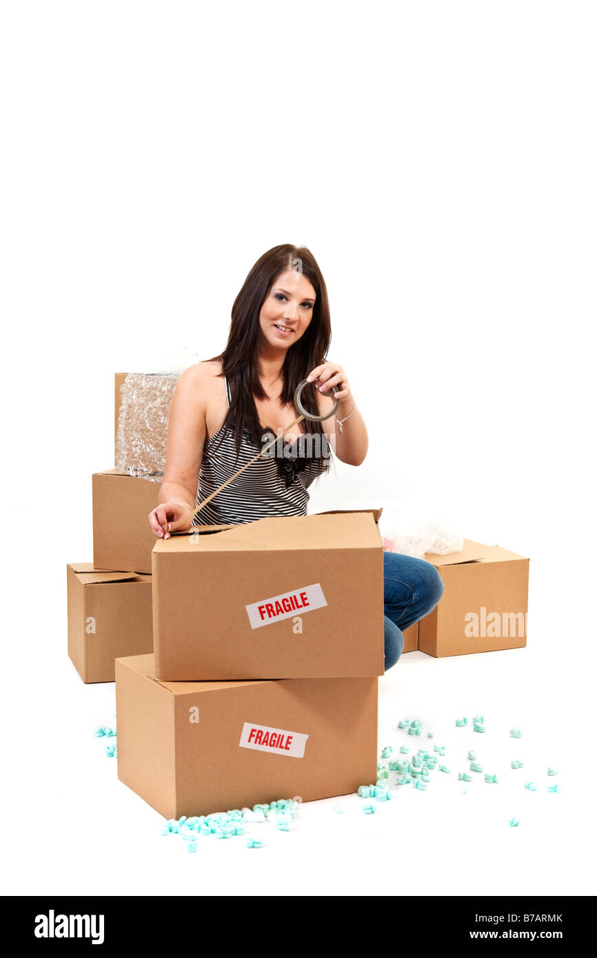 Attraente giovane donna tenuta fino storeage caselle. Foto Stock