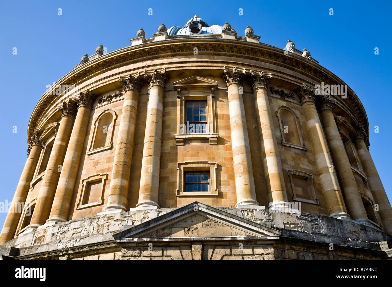 La Radcliffe Camera raffigurato da Radcliffe Square a Oxford, Inghilterra, Regno Unito. Foto Stock